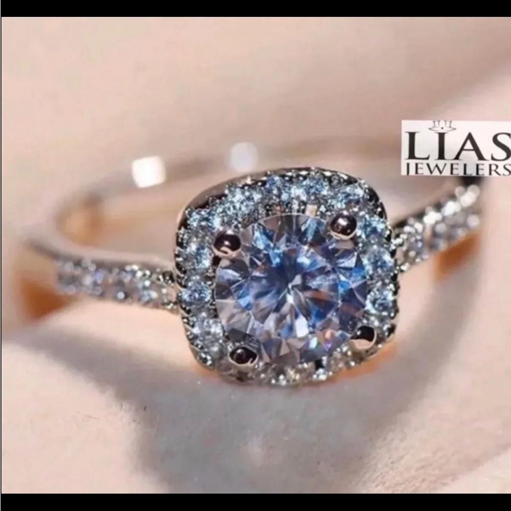 New 18k white gold engagement ring